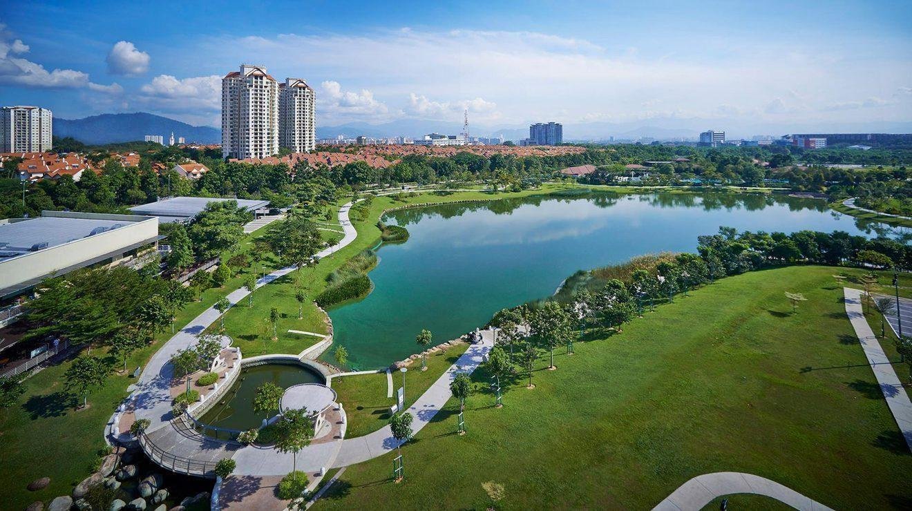 Hồ trung tâm và không gian xanh tại Khu đô thị ParkCity Hà Nội — nơi tọa lạc Le Parc Place
